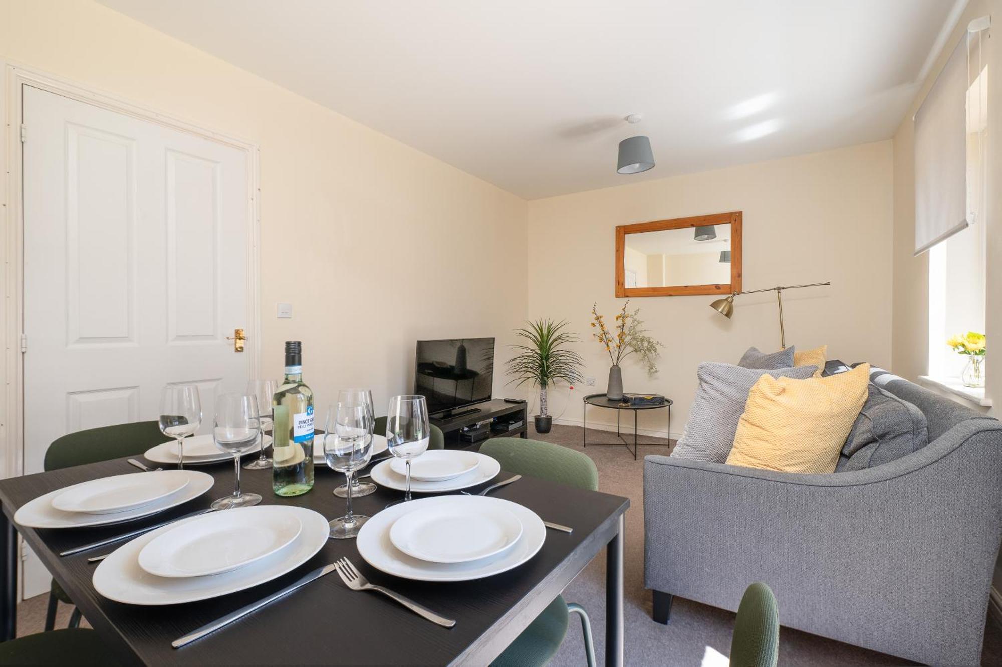 Spacious 4 Bedroom, Perfect For Contractors, Families, Private Parking รอยัล วูตัน บาสเซ็ตต์ ภายนอก รูปภาพ